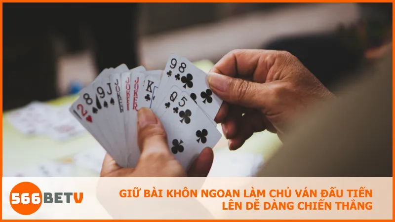 Giữ bài đúng cách giúp bạn linh hoạt và làm đối thủ khó đoán nước đi.